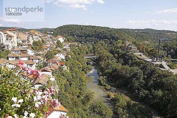 Altstadt am Fluss Jantra  rechts das Assen-Denkmal  Veliko Tarnovo  Provinz Veliko Tarnovo  Bulgarien  Europa
