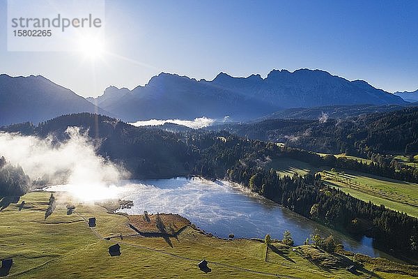 Geroldsee mit Karwendelgebirge  bei Krün  Werdenfelser Land  Drohnenaufnahme  Oberbayern  Bayern  Deutschland  Europa