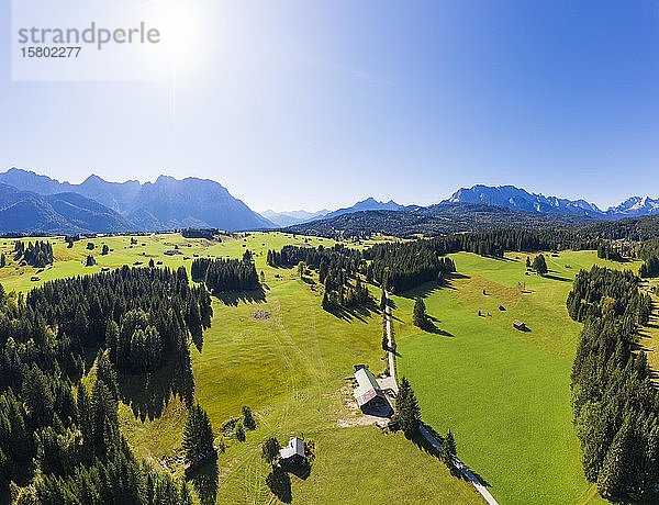 Buckelwiesen bei Mittenwald  Karwendelgebirge und Wettersteingebirge  Werdenfelser Land  Oberbayern  Bayern  Deutschland  Europa
