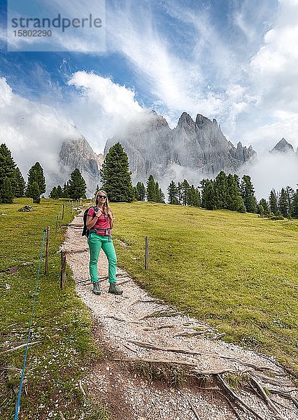 Junge Frau  Wanderin auf einem Wanderweg  im Rücken Sass Rigais  Parco Naturale Puez Odle  Südtirol  Italien  Europa