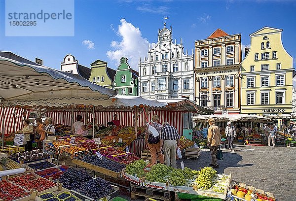 Obststand  Neuer Markt mit Bürgerhäusern  Hansestadt Rostock  Mecklenburg Vorpommern  Deutschland  Europa