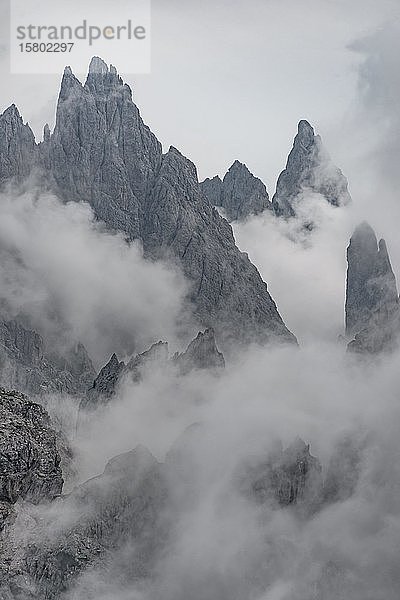 Zerklüftete Felsnadeln  Gipfel der Cadini di Misurina  nebelverhangene Berge  Sextner Dolomiten  Südtirol  Südtirol  Italien  Europa
