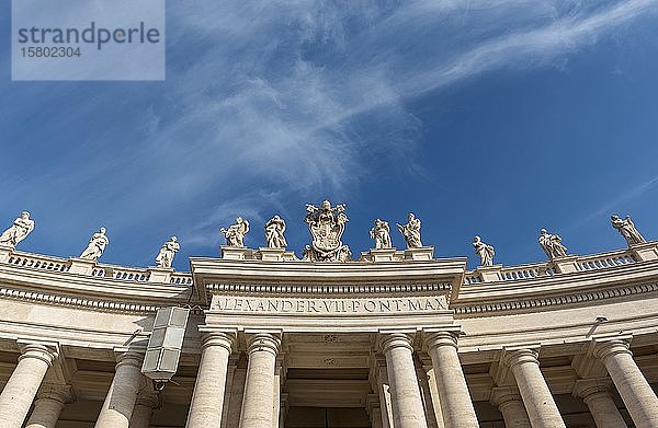 Eingang zum Petersplatz mit Statuen von Heiligen  Vatikan  Rom  Italien  Europa