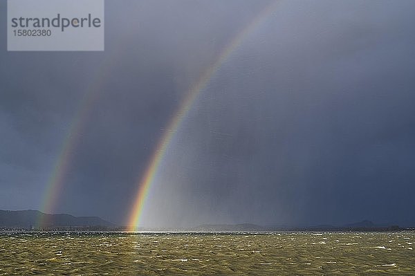 Regenbogen während eines Orkans über dem Bodensee  Radolfzell  Landkreis Konstanz  Baden-Württemberg  Deutschland  Europa