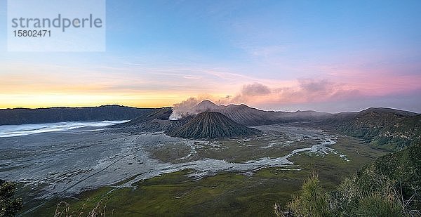 Vulkanlandschaft bei Sonnenaufgang  rauchender Vulkan Gunung Bromo  mit Mt. Batok  Mt. Kursi  Mt. Gunung Semeru  Bromo-Tengger-Semeru National Park  Java  Indonesien  Asien