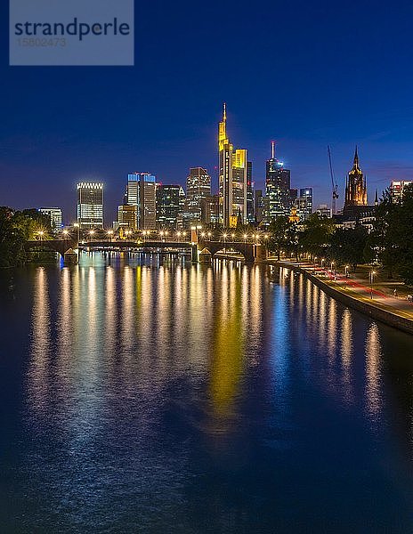 Skyline mit Spiegelung der Lichter im Main  Frankfurt am Main  Hessen  Deutschland  Europa