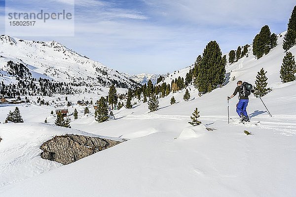 Skitourengeher in einer verschneiten Berglandschaft  Wattentaler Lizum  Tuxer Alpen  Tirol  Österreich  Europa