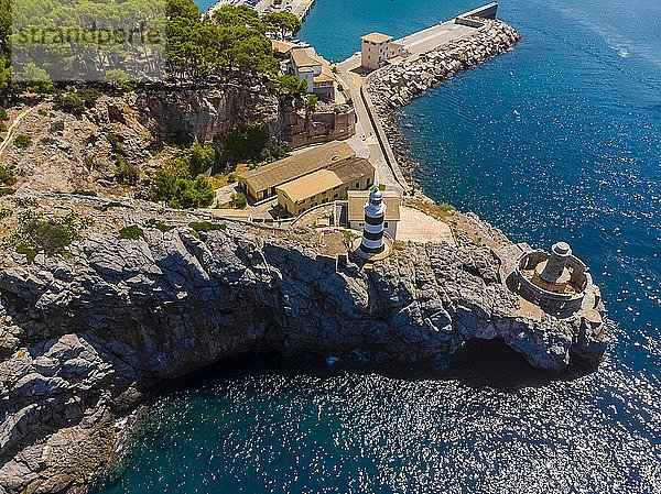 Luftaufnahme  Port de Sóller  Serra de Tramuntana  Bucht und Yachthafen mit Leuchtturm  Mallorca  Balearen  Spanien  Europa