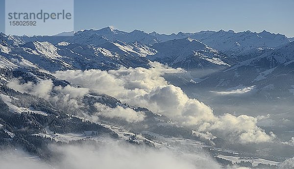 Blick von der Hohen Salve ins Windautal  Bergpanorama im Winter  bewölktes Tal  Skigebiet SkiWelt Wilder Kaiser Brixental  Brixen im Thale  Tirol  Österreich  Europa