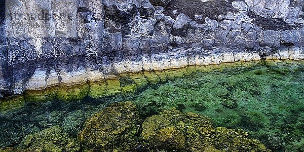 Bildung von Basaltsteinen an einer Steilküste am Atlantik  La Palma  Kanarische Inseln  Spanien  Europa