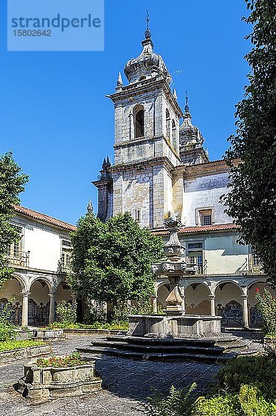 Kloster St. Martin von Tibaes  Friedhofskreuzgang und Brunnen  Braga  Minho  Portugal  Europa
