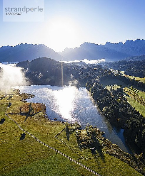 Geroldsee mit Karwendelgebirge  bei Krün  Werdenfelser Land  Drohnenaufnahme  Oberbayern  Bayern  Deutschland  Europa