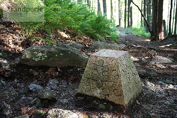 Granit-Kunstwerk auf dem Jugendsteig in Finsterau  Bayerischer Wald  Niederbayern  Bayern  Deutschland  Europa