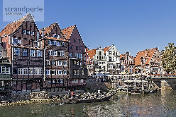 Eine historische Salzkrug passiert den Stintmarkt  Altstadt  Lüneburg  Niedersachsen  Deutschland  Europa