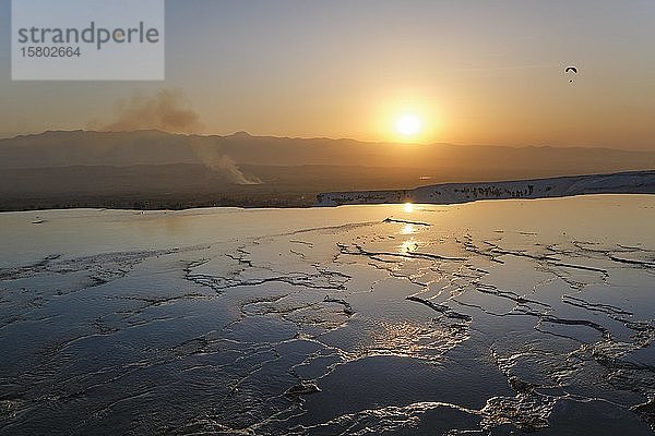 Sonnenuntergang über den Wasserterrassen von Pamukkale  Denizli  Türkei  Asien