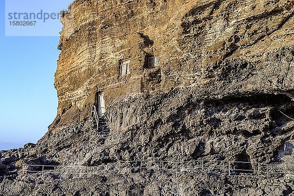 Fenster und Tür einer Felsenwohnung an der Küste von La Palma  Kanarische Inseln  Spanien  Europa