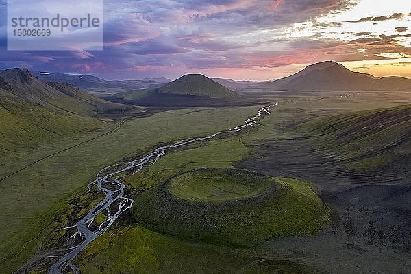 Luftaufnahme  Vulkankrater  verschlungener Fluss  Region Landmannalaugar  Isländisches Hochland  Island  Europa