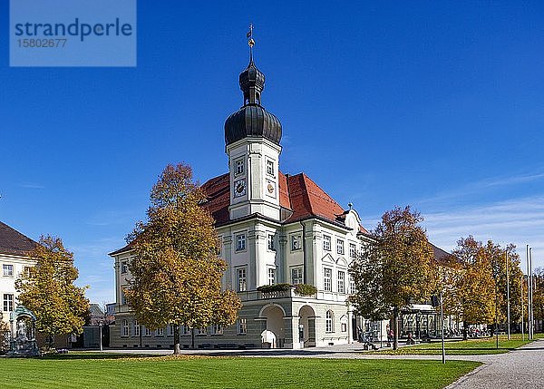 Kapellplatz mit Rathaus  Wallfahrtsort  Altötting  Oberbayern  Bayern  Deutschland  Europa