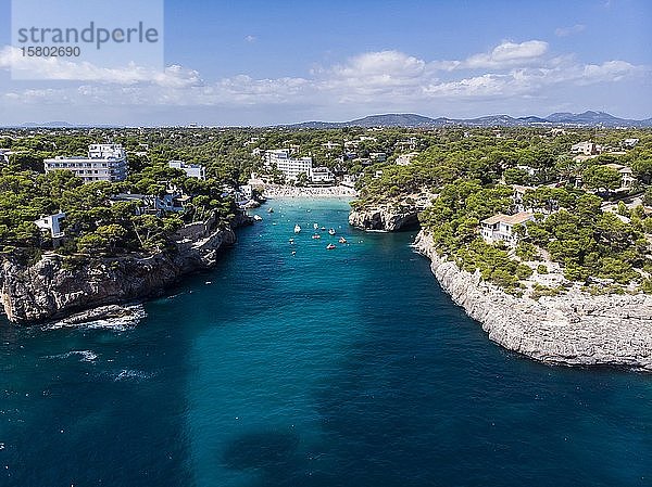 Luftaufnahme  Bucht Cala Santanyi mit Strand und Roca Fesa  Gemeinde Santanyi  Region Cala Figuera  Mallorca  Balearen  Spanien  Europa