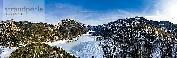 Luftaufnahme des schneebedeckten Weitsees und Lödensees  Reit im Winkl  Chiemgau  Bayern  Deutschland  Europa