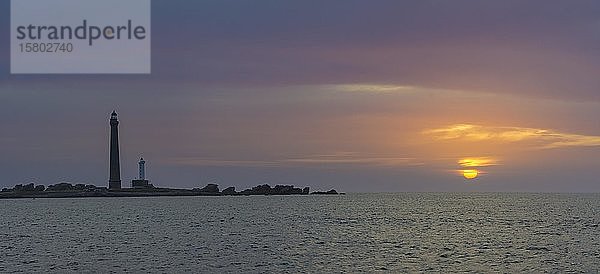 Blick auf den Leuchtturm auf I'lle Vierge in der Abenddämmerung  Plouguerneau  Département Finistère  Frankreich  Europa