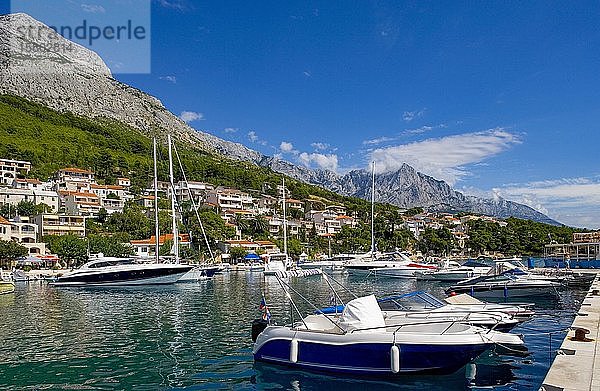 Yachthafen  Brela  Makarska Riviera  Dalmatien  Kroatische Adriaküste  Kroatien  Europa