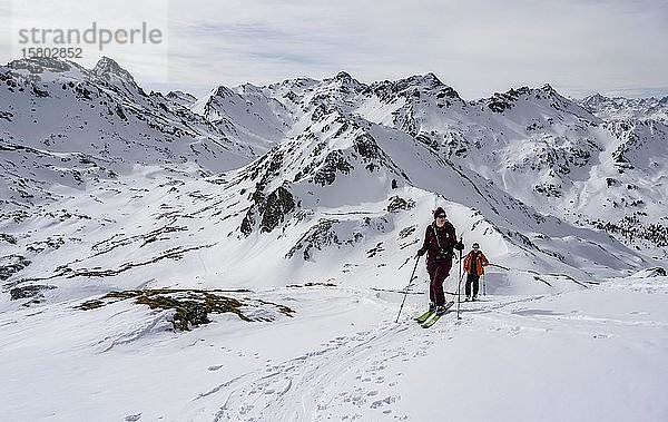 Skitourengeher im Schnee  in den hinteren Tarntaler Köpfen  Wattentaler Lizum  Tuxer Alpen  Tirol  Österreich  Europa