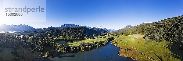 Panorama des Geroldsees bei Krün  Werdenfelser Land  Drohnenaufnahme  Oberbayern  Bayern  Deutschland  Europa