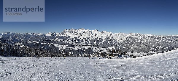 Skigebiet Planai mit Blick auf das Dachsteinmassiv Planai Bergstation  Schladming  Steiermark  Österreich  Europa