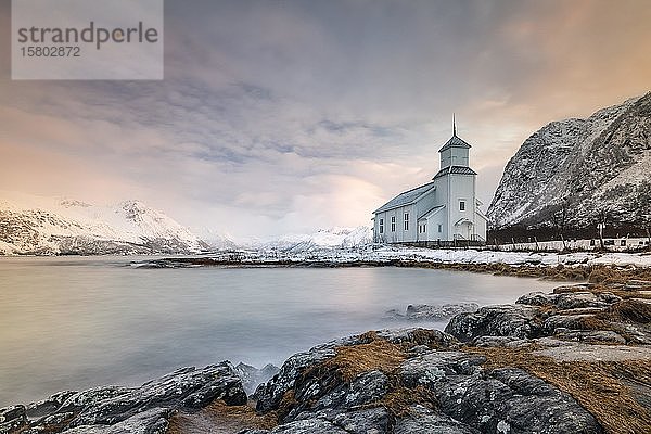 Kirche von Gimsøy vor verschneiten Bergen  Gimsoykirke  Gimsoy  Lofoten  Norwegen  Europa