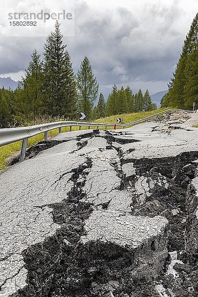 Aufgebrochene Straße mit Rissen im Straßenbelag  aufgebrochene Fahrbahn einer Bergstraße  Belluno  Italien  Europa