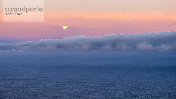 Monduntergang  Sonnenaufgangsstimmung am Meer  Wolken am Himmel  Spanien  Europa