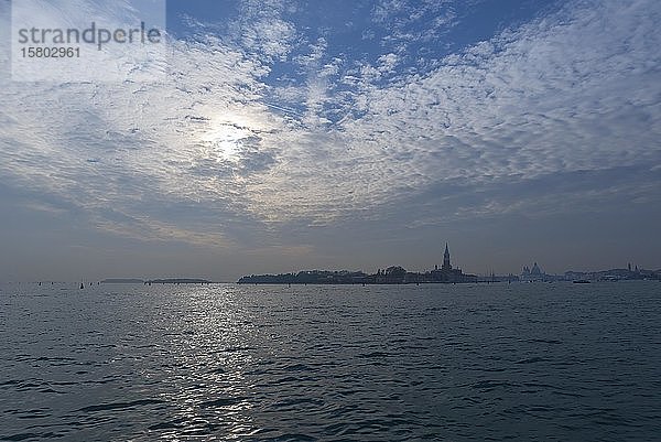 Blick auf die Insel San Giorgio Maggiore  bewölkter Himmel  Venedig  Venetien  Italien  Europa