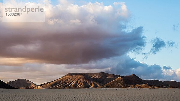 Dünen vor vulkanischer Landschaft bei Corralejo  Fuerteventura  Kanarische Inseln  Spanien  Europa