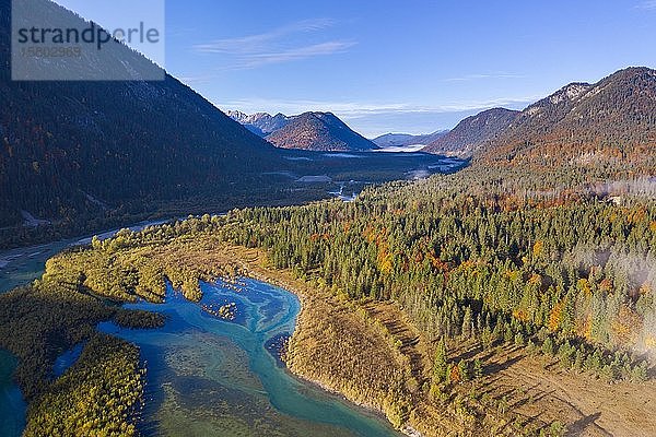 Isar bei der Einmündung in den Sylvensteinsee  im Herbst  bei Lenggries  Isarwinkel  Luftbild  Oberbayern  Bayern  Deutschland  Europa