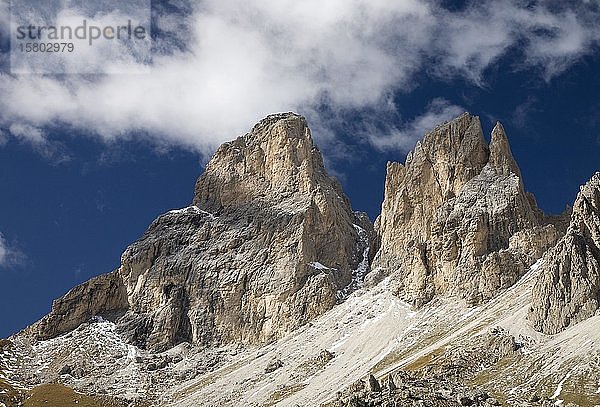 Langkofelgruppe  links Grohmannspitze  rechts Fünffingerspitze  Dolomiten Südtirol  Italien  Europa