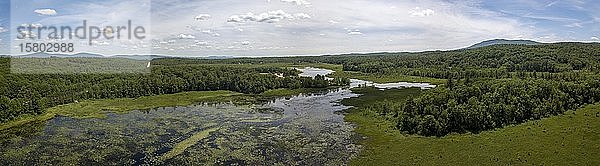 Luftaufnahme von Mud Pond mit Mount Monadnock  Dublin  New Hampshire  USA  Nordamerika