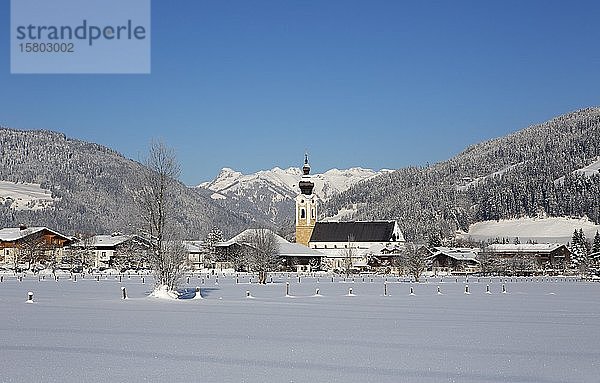 Dorf mit Pfarrkirche im Winter  Altenmarkt im Pongau  Bundesland Salzburg  Österreich  Europa