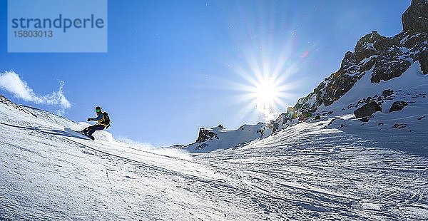 Snowboarder mit Splitboard fährt im Schnee  Skitour Geierspitze  Wattentaler Lizum  Tuxer Alpen  Tirol  Österreich  Europa