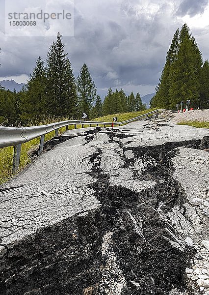 Aufgebrochene Straße mit Rissen im Straßenbelag  aufgebrochene Fahrbahn einer Bergstraße  Belluno  Italien  Europa