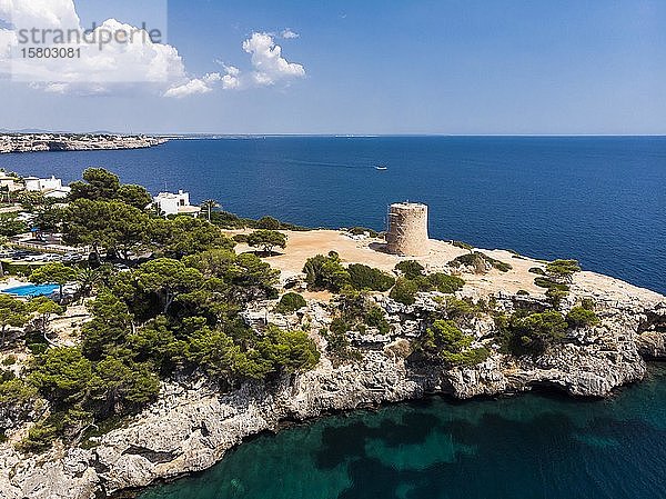 Drohnenaufnahme  Bucht Cala Pi  Felsenküste  Tore de Cala Pi  Gemeinde Llucmajor  Mallorca  Balearen  Spanien  Europa