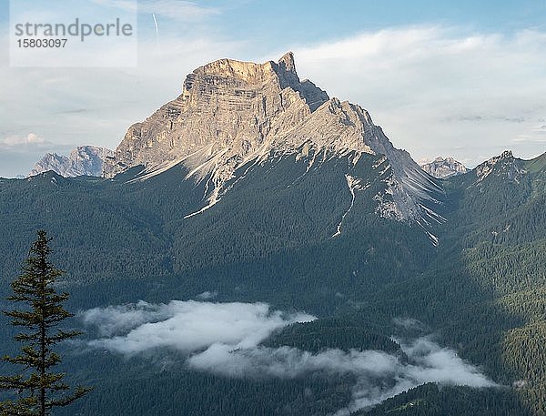 Bergkette  Monte Pelmo  Dolomiten  Belluno  Italien  Europa