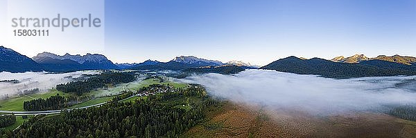 Panorama am Barmsee bei Krün im Morgenlicht  links Karwendelgebirge  Mitte Wettersteingebirge  rechts Estergebirge  Werdenfelser Land  Drohnenaufnahme  Oberbayern  Bayern  Deutschland  Europa