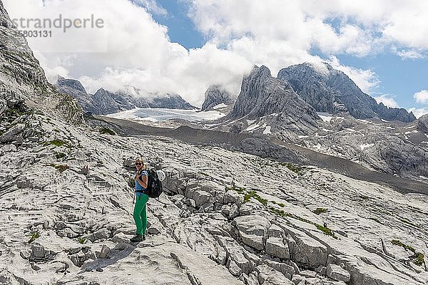 Wanderer  alpine Landschaft  Großer Gosaugletscher  Dachstein und Torstein  Salzkammergut  Oberösterreich  Österreich  Europa
