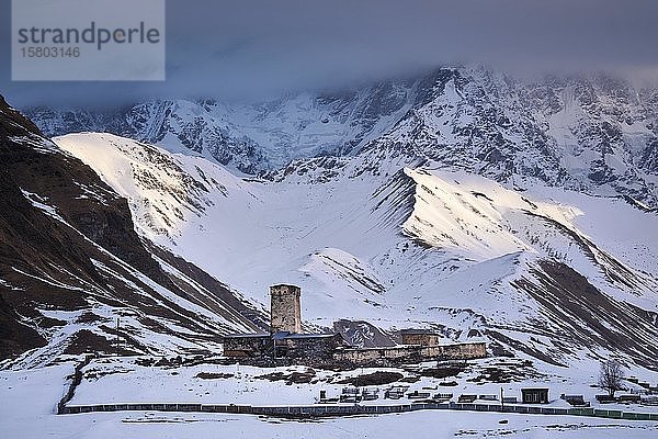 Wachturm vor einer Bergkulisse bei Sonnenaufgang  Ushguli  Oberswanetien  Georgien  Asien