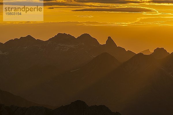 Allgäuer Alpen im goldenen Licht  Gramais  Lechtal  Außerfern  Tirol  Österreich  Europa