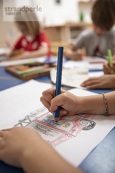 Kinder malen im Kindergarten mit Buntstiften  Köln  Nordrhein-Westfalen  Deutschland  Europa