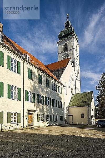 Ehemaliges Benediktinerkloster mit Klosterkirche St. Sebastian  Altstadt  Ebersberg  Oberbayern  Bayern  Deutschland  Europa