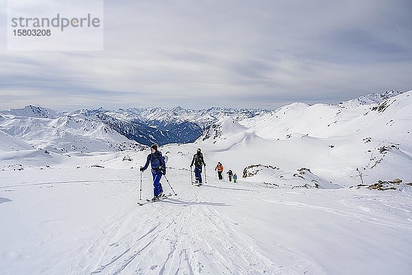 Skitourengeher im Schnee  Aufstieg zu den Schluchtspitzen  Wattentaler Lizum  Tuxer Alpen  Tirol  Österreich  Europa