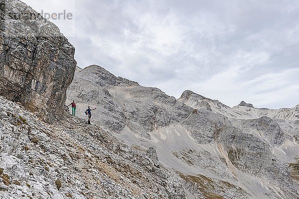 Zwei Wanderer auf einem Wanderweg zur Birkkarspitze und Ödkarspitze  Karwendeltal  Tirol  Österreich  Europa
